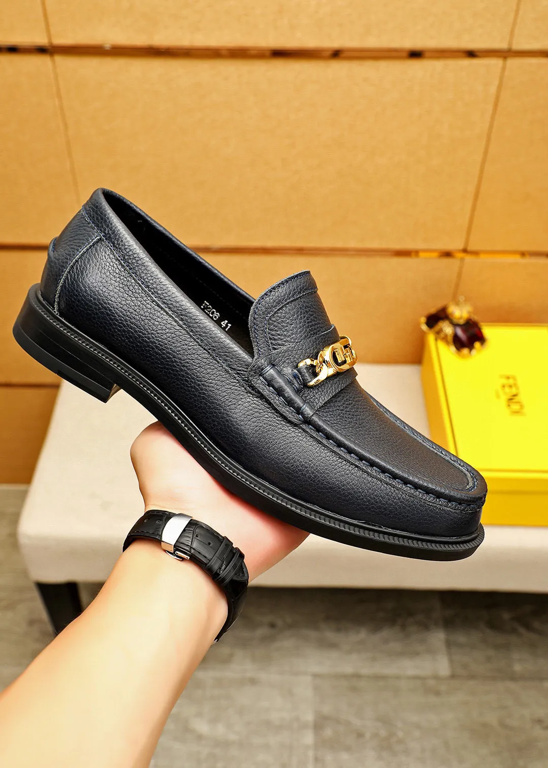 Men's shoes 💰460 💐 Product trademark: FENDI [Fendi] casual leather shoes Regular size: 38-44 (45🉑️customized) Product materials: Selected imported first-layer pebbled cowhide leather upper + luxury hardware buckle, imported cowhide lining. Strong three-dimensional visual effect, rubber outsole Color: 3⃣️colors available